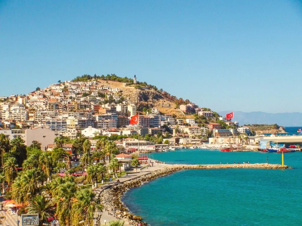 Kuşadası sahil şeridi, plaj ve yamaçtaki evler