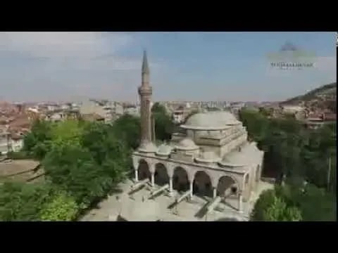 Cami ve çevresindeki yerleşimin havadan görünümü, arşiv video karesi