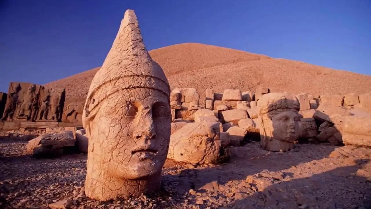 Nemrut Dağı'nda gün batımında dev taş heykel başları