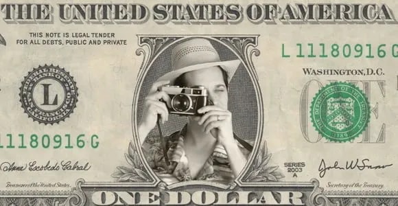 Dolar banknotu üzerine bindirilmiş, fotoğraf çeken turist kolajı