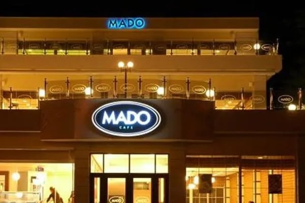 MADO şubesinin gece aydınlatılmış cephesi