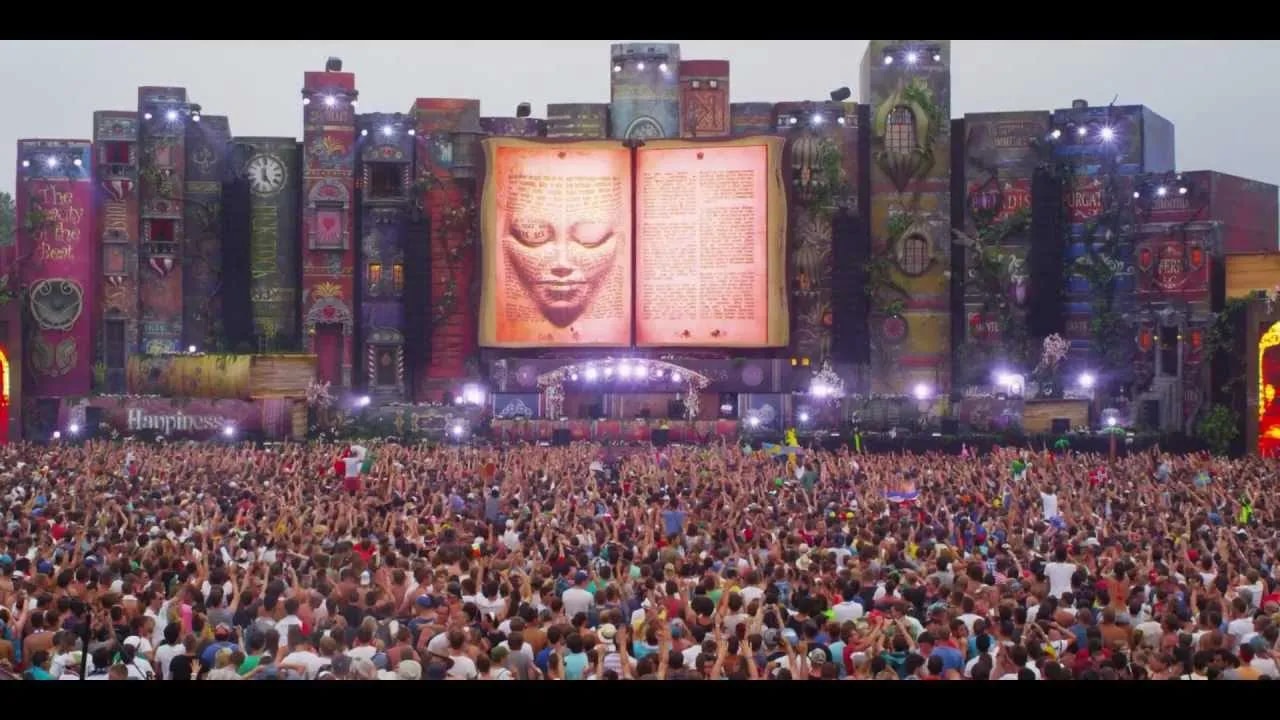 Tomorrowland festivalinin dev sahnesi önündeki kalabalık