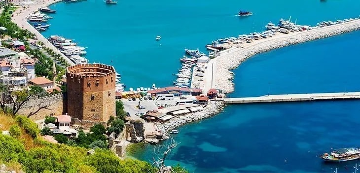 Alanya Kızıl Kule, liman ve turkuaz deniz, havadan