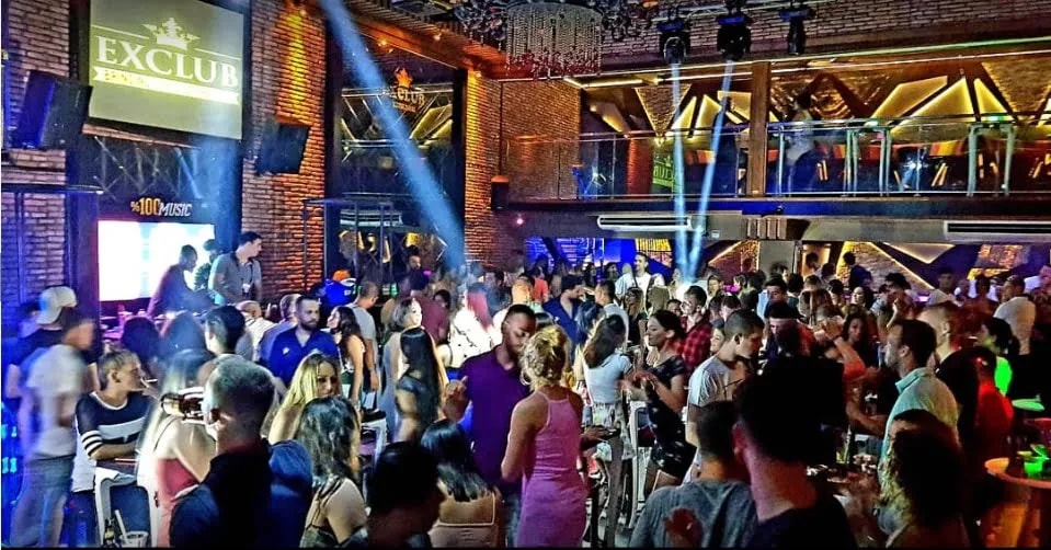 Kuşadası Barlar Sokağı'nda gece kulübünde dans eden kalabalık