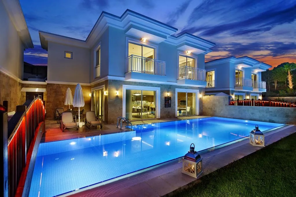 Gece aydınlatmalı villa tipi otelin uzun havuzu