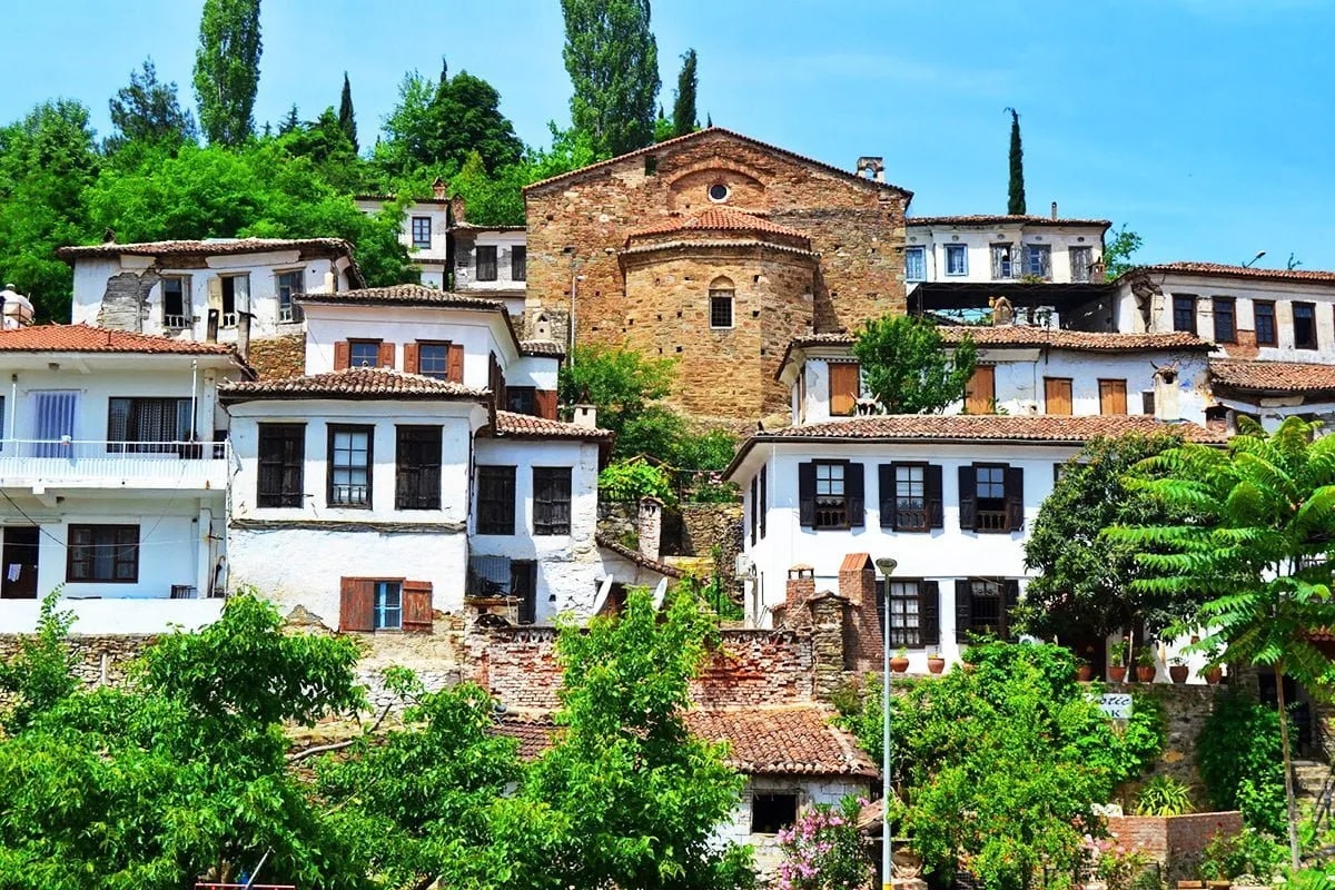 Şirince'nin yamaca kurulu beyaz taş evleri ve kilisesi