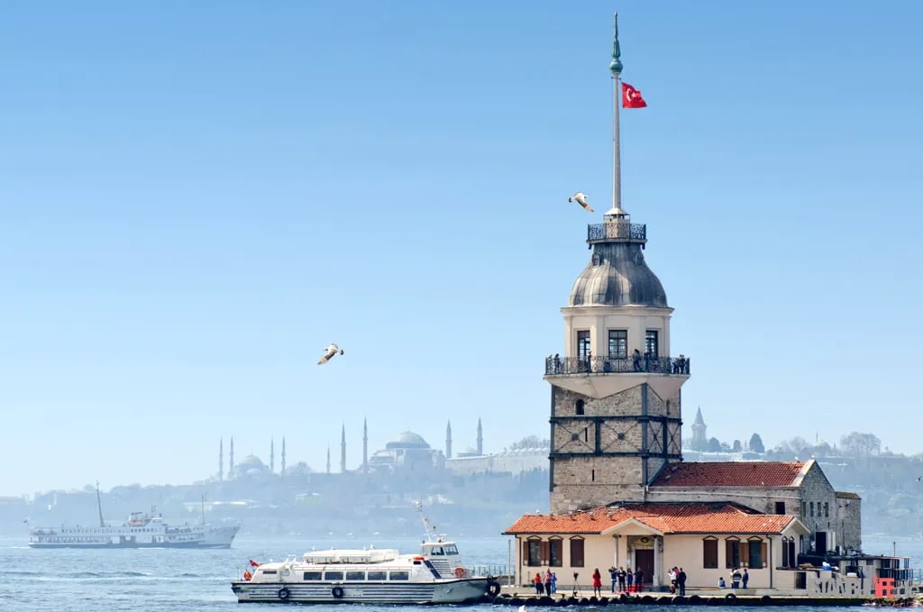 Kız Kulesi; arkada sisli tarihî yarımada silüeti