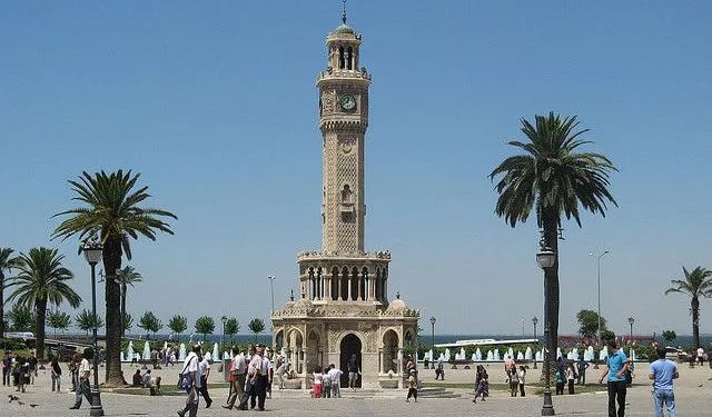 İzmir Konak Meydanı'ndaki Saat Kulesi ve çevresinde yürüyen insanlar