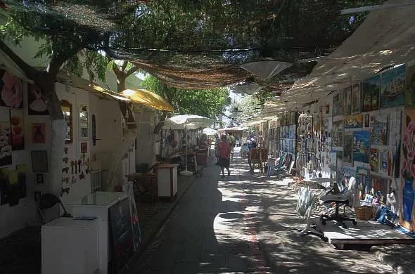 Bodrum'da gölgelikli çarşı sokağında hediyelik eşya tezgâhları