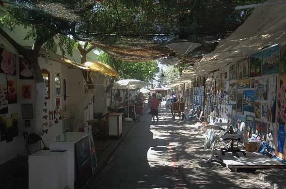 Bodrum'da gölgelikli çarşı sokağında hediyelik eşya tezgâhları