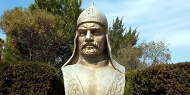 Miğferli Osmanlı deniz komutanı büstü, Çeşme