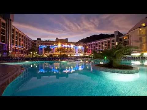 Green Nature Resort'un gece aydınlatılmış havuzu ve ana binası