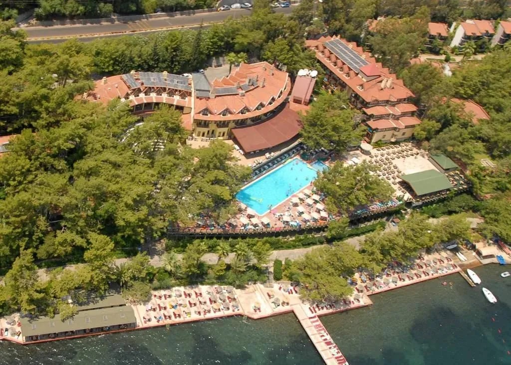 Marmaris'te orman kenarındaki sahil tatil köyü, havadan