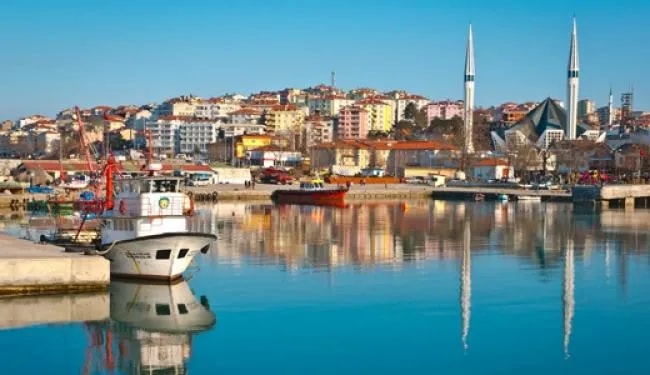 Akçakoca limanı: balıkçı tekneleri, minare ve sahil evleri