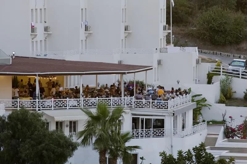 Bal Beach Hotel'in deniz manzaralı kalabalık teras restoranı