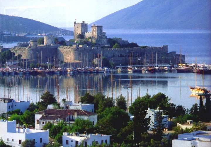 Bodrum limanı, Bodrum Kalesi ve kıyıdaki beyaz evler