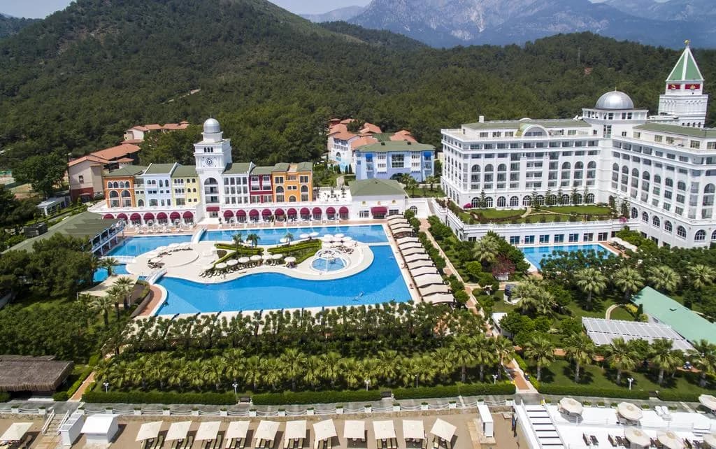 Amara Dolce Vita'nın renkli kuleli binaları ve havuzları, havadan