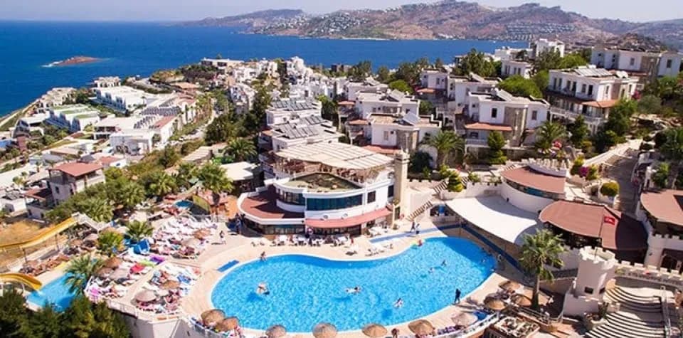 Koy, plaj ve otel havuzlarının tepeden görünümü
