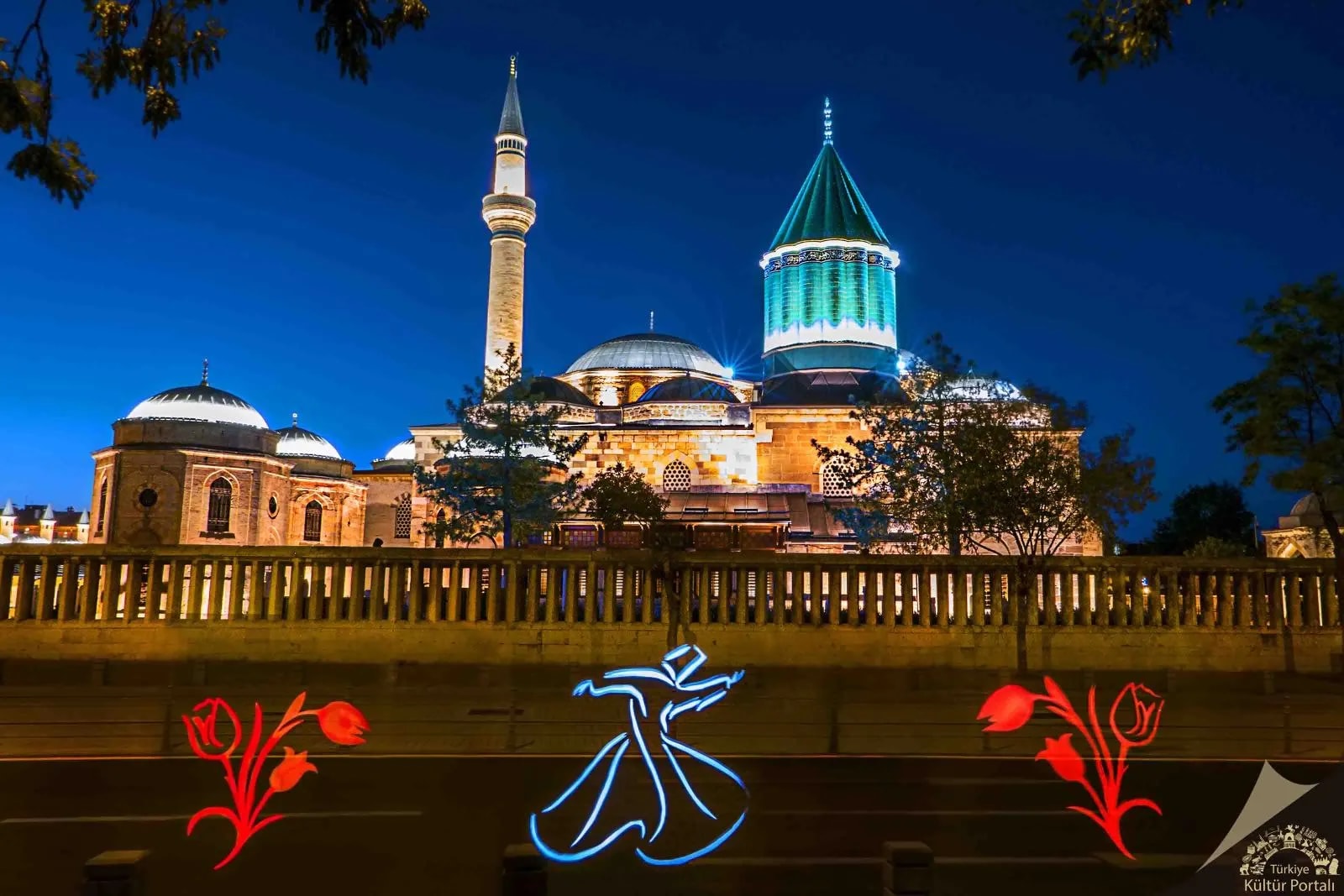 Gece aydınlatmasında Mevlâna Müzesi ve yeşil kubbesi, Konya