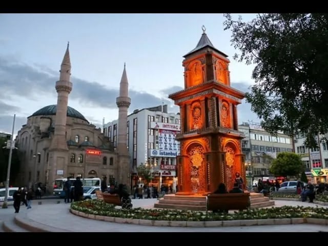 Aksaray merkezindeki saat kulesi, meydan ve cami