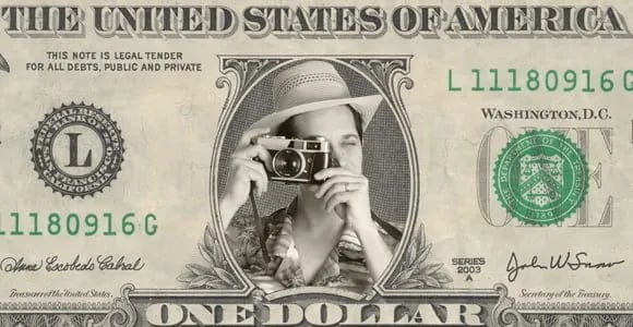 Dolar banknotu üzerine bindirilmiş, fotoğraf çeken turist kolajı