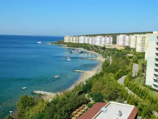İhlas Armutlu Tatil Köyü'nün kıyı boyunca sıralanan blokları