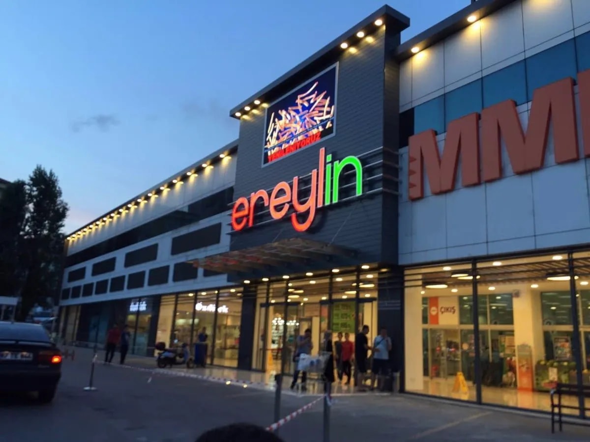 Ereylin AVM'nin dış cephesi ve girişi