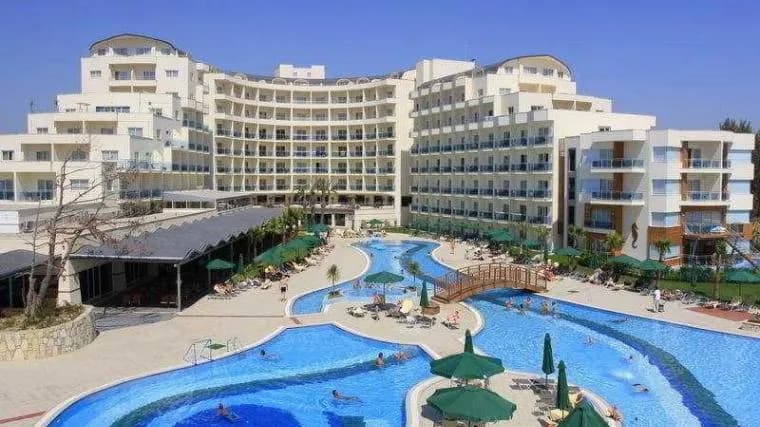 Sealight Resort'un kavisli ana binası ve havuzları