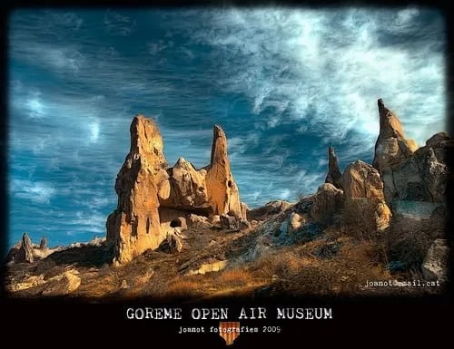 Fırtınalı gökyüzü altında Göreme peribacaları, tur posteri