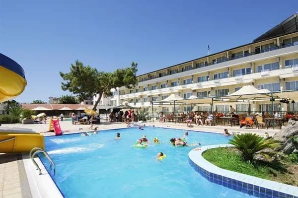 Aqua Bella Beach Hotel'in kalabalık açık havuzu