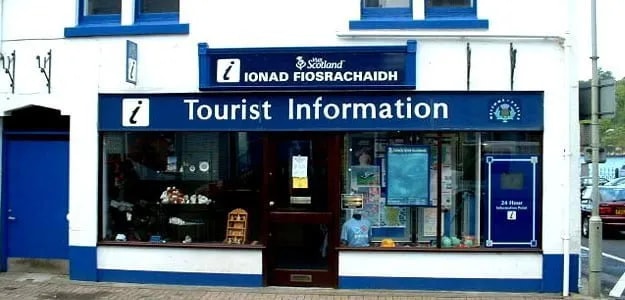 Turist danışma ofisinin Tourist Information tabelalı cephesi