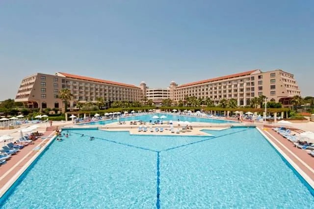 İki blok arasında uzanan geniş resort havuzu