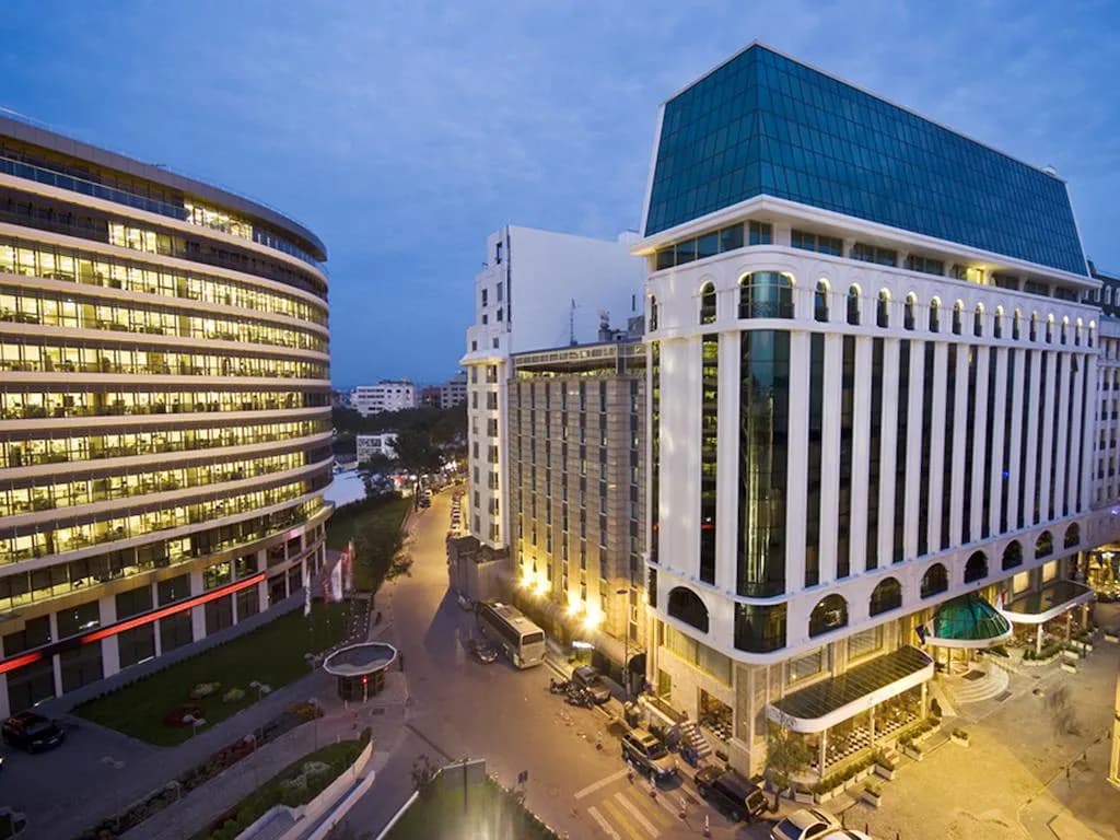Elite World Hotel'in şehir merkezindeki iki kulesi, akşam saatinde