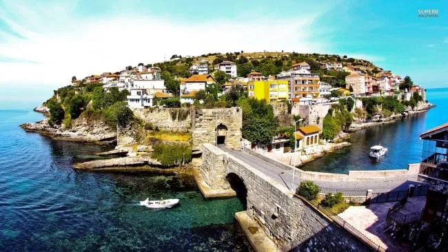 Amasra'da taş kemerli köprü, kale kapısı ve çevresindeki evler