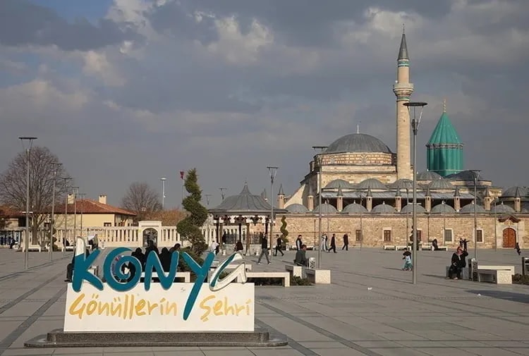 Konya Mevlâna Meydanı; önde Gönüllerin Şehri yazısı
