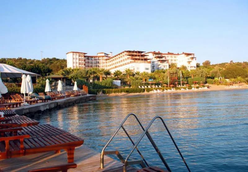 Anka Beach Resort'un denize inen merdivenli platformu