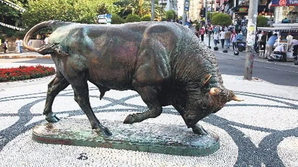 Kadıköy Altıyol'daki bronz boğa heykeli