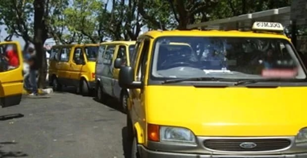 Trafikte arka arkaya sarı dolmuş minibüsleri