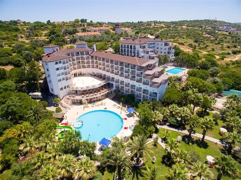 Çeşme Palace Hotel'in at nalı biçimli bloğu ve havuzu, havadan