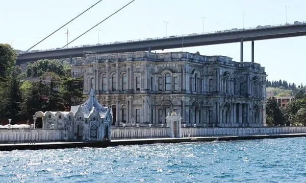 Boğaziçi Köprüsü'nün ayağı altında Beylerbeyi Sarayı