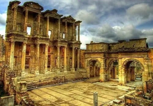 Efes'te Celsus Kütüphanesi ve Hadrianus Kapısı, dramatik gökyüzü