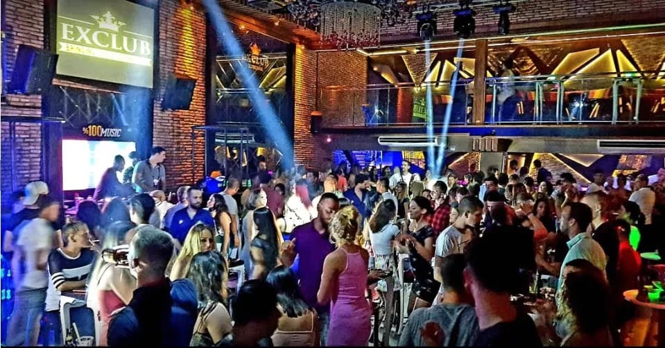 Kuşadası Barlar Sokağı'nda gece kulübünde dans eden kalabalık