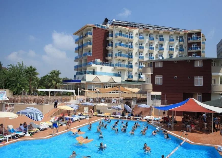 Armoni Paradise Hotel'in kalabalık havuzu ve yüksek blokları