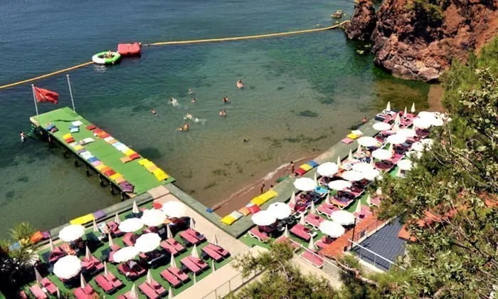 Büyükada'da kayalık koydaki platformlu plaj tesisi, yukarıdan