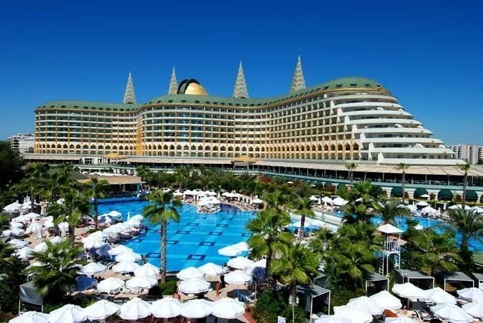 Delphin Imperial'in kule bloğu, havuzları ve şemsiyeli terası