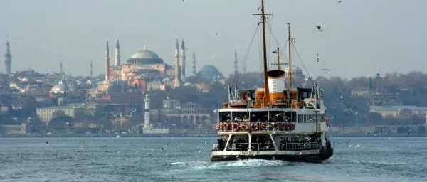 İstanbul vapuru; arkada Ayasofya ve tarihî yarımada silüeti