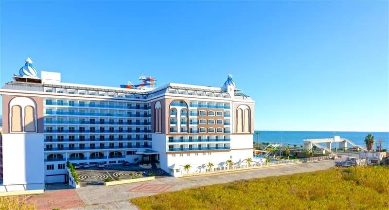 Al Bahir Deluxe Hotel'in denize bakan ana binası