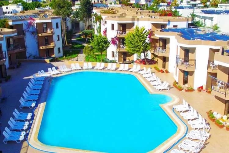 Ezel Beach Hotel'in beyaz taş blokları arasındaki havuzu