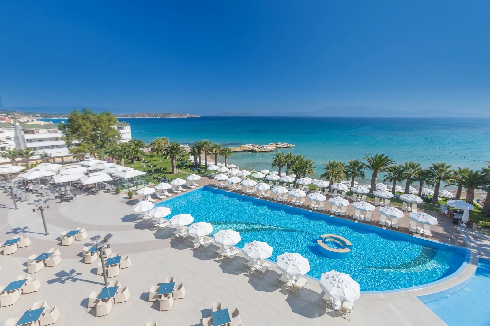 Sahil kenarında geniş otel havuzu