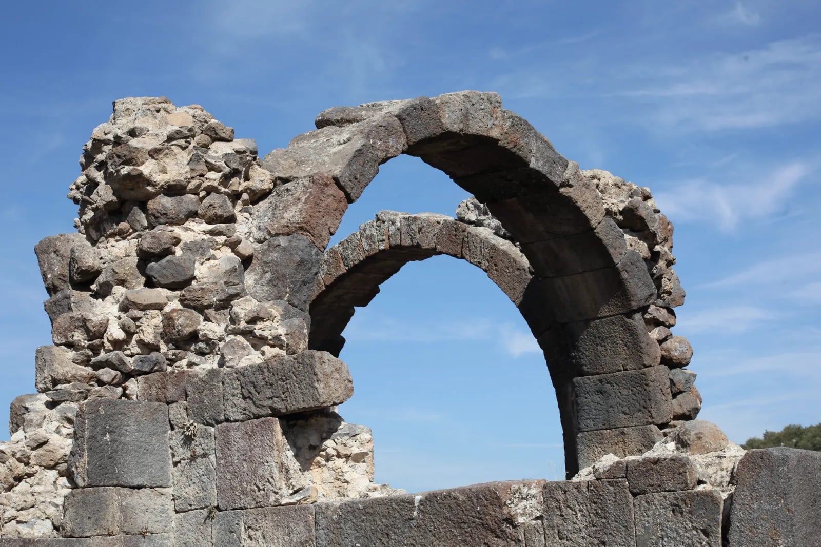 Antik kentte ayakta kalmış taş kemerler, Kapadokya